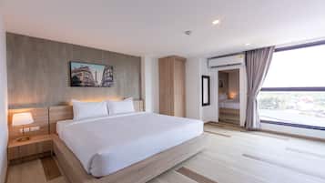 Habitación triple de lujo | Cortinas blackout, wifi gratis y ropa de cama
