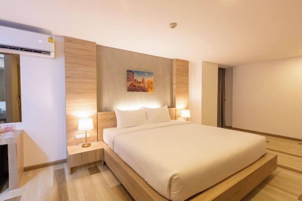 Blackout curtains, free WiFi, bed sheets