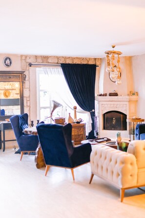 Lobby sitting area - Begonvil Butik Otel by Aliki Alacati (Cesme)