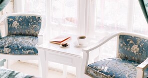 Deluxe Quadruple Room | Minibar, in-room safe, soundproofing, free WiFi - Begonvil Butik Otel by Aliki Alacati (Cesme)