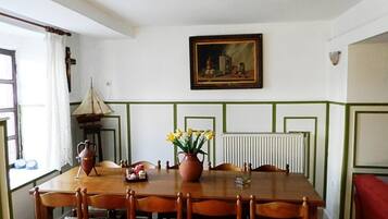 Daily continental breakfast (EUR 3 per person)