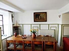 Daily continental breakfast (EUR 3 per person)