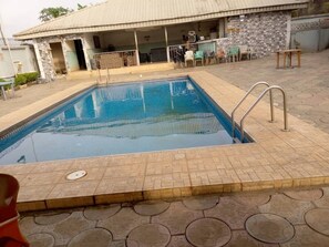 Una piscina al aire libre