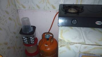 Stovetop, toaster, blender, cookware/dishes/utensils