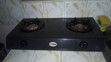 Kogeplade, brødrister, blender, køkkentøj/tallerkener/redskaber