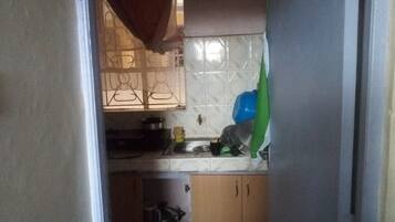 Stovetop, toaster, blender, cookware/dishes/utensils