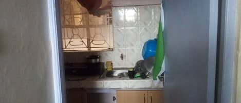 Stovetop, toaster, blender, cookware/dishes/utensils