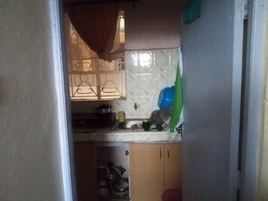 Stovetop, toaster, blender, cookware/dishes/utensils - Beautiful, quiet, and lovely house (Nairobi)
