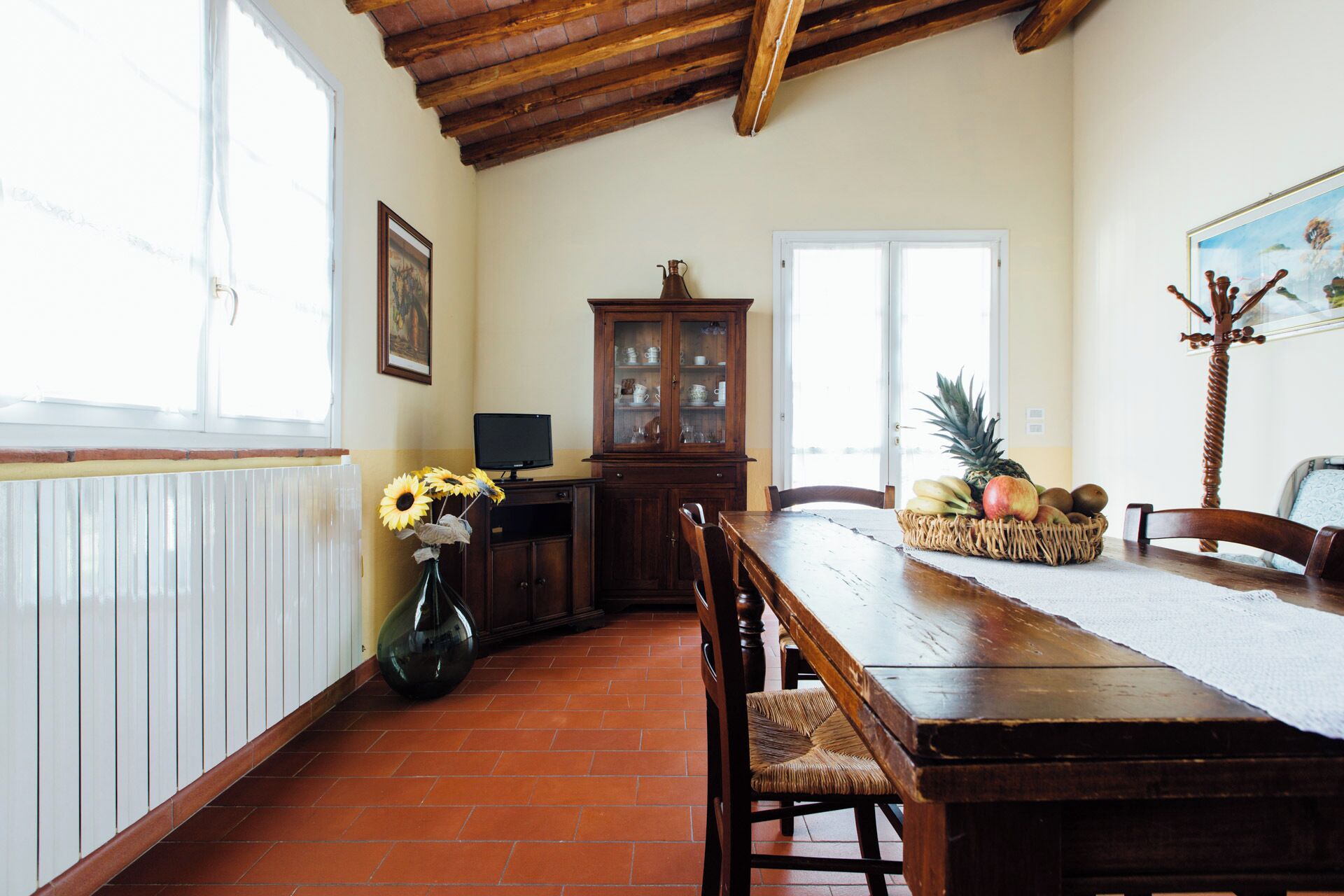 Superior appartement, 2 slaapkamers, terras, uitzicht op tuin | Woonruimte | Flatscreentelevisie