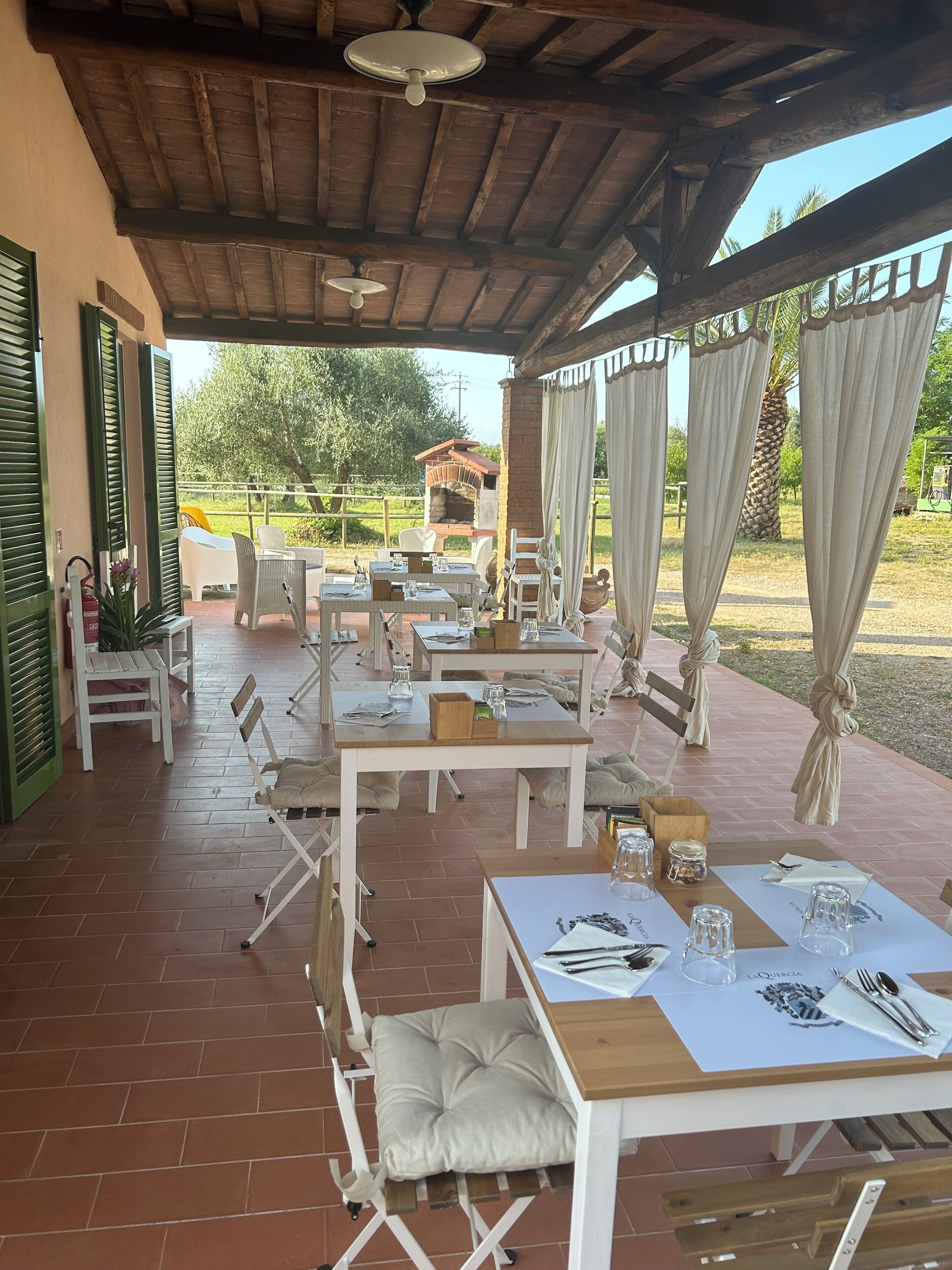 Petit déjeuner buffet (5 EUR par personne)