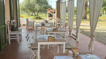 Petit déjeuner buffet (5 EUR par personne)