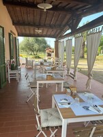 Se ofrece un desayuno bufé (5 EUR por persona)