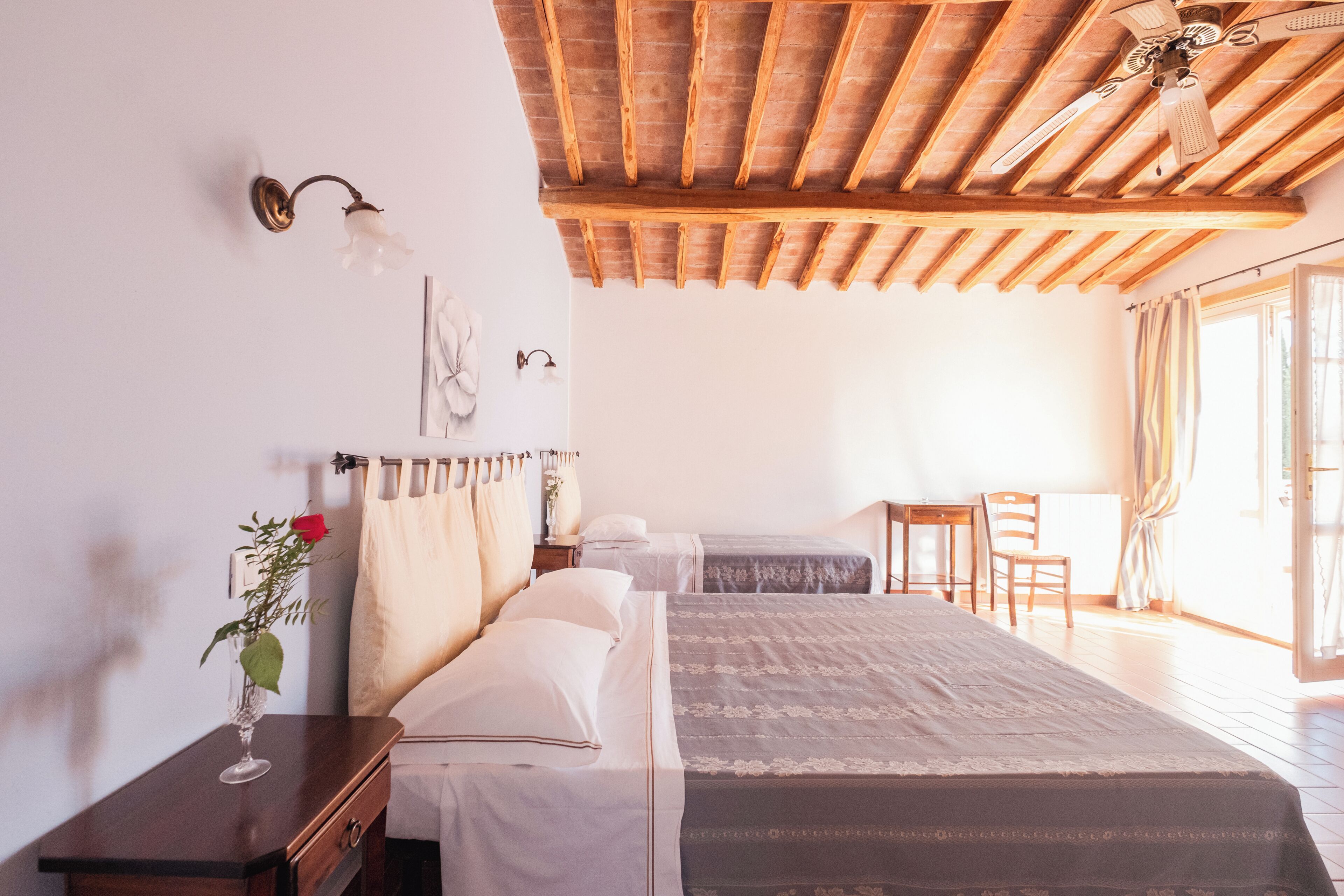 Comfort-Dreibettzimmer, Poolblick | Verdunkelungsvorhänge, Babybetten, kostenloses WLAN, Bettwäsche
