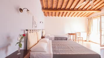 Comfort-Dreibettzimmer, Poolblick | Verdunkelungsvorhänge, Babybetten, kostenloses WLAN, Bettwäsche