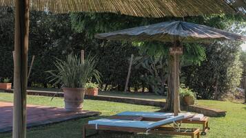 Piscina stagionale all'aperto, ombrelloni da piscina, lettini