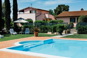 Una piscina al aire libre de temporada