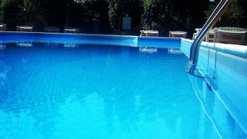 En sÀsongsöppen utomhuspool
