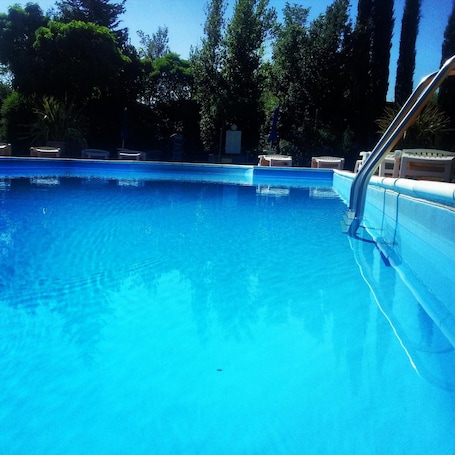 Una piscina al aire libre de temporada