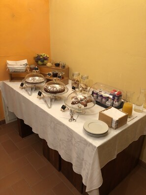 Colazione a buffet, servita tutte le mattine (5 EUR a persona) 