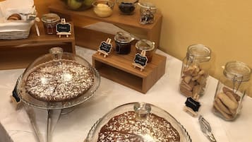 Bữa sáng buffet hàng ngày (5 EUR/mỗi người)