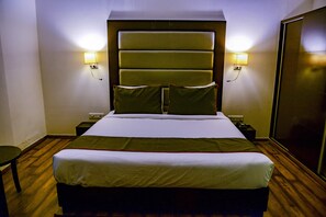 Minibar, individuell dekoriert, individuell eingerichtet, Schreibtisch
