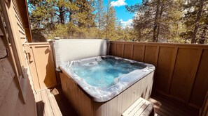 Outdoor spa tub - ★Spacious 6 Bedroom Retreat on Fort Rock Park | A/C | 12 SHARC passes ★ (Sunriver)
