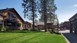 Exterior - ★Spacious 6 Bedroom Retreat on Fort Rock Park | A/C | 12 SHARC passes ★ (Sunriver)