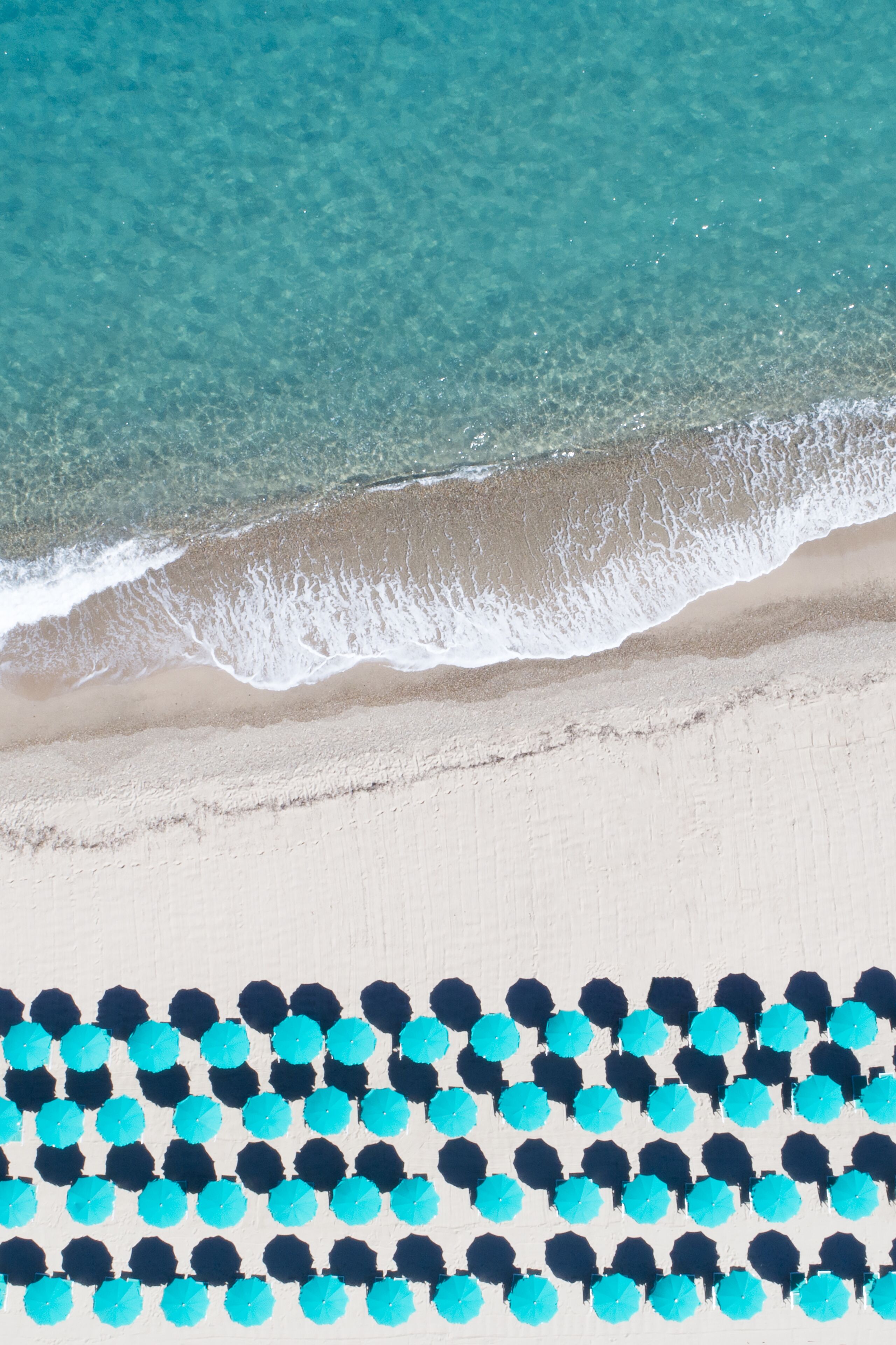 Una spiaggia con acque cristalline turchesi e una costa sabbiosa.