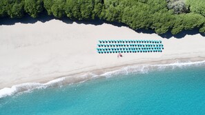 Plage privée à proximité, sable noir