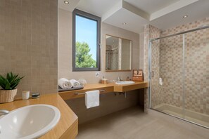 Ensemble baignoire-douche, séchoir à cheveux