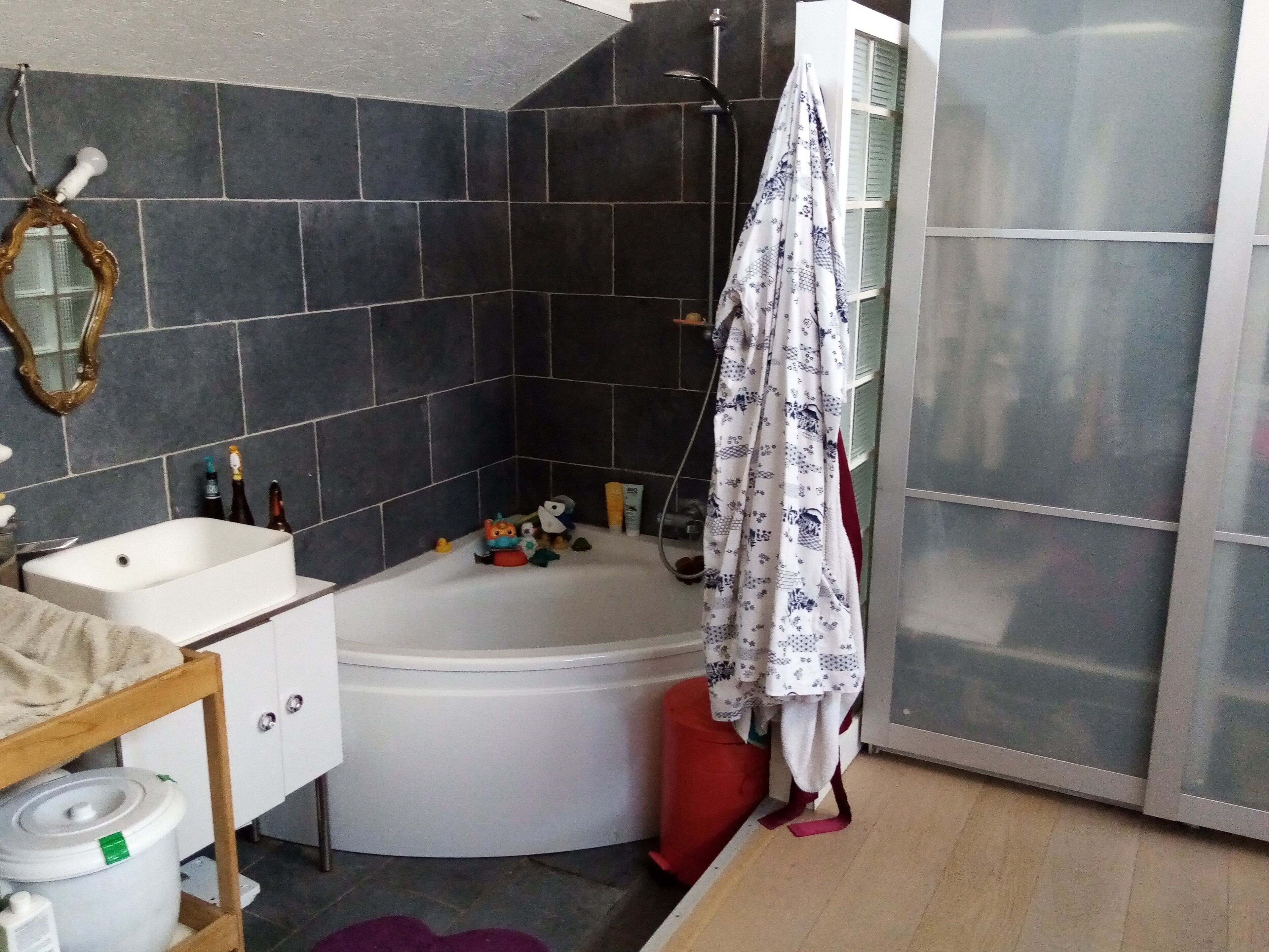 Douche, sèche-cheveux, serviettes fournies, savon