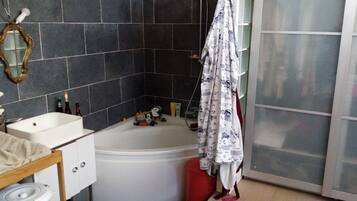 Douche, sĂšche-cheveux, serviettes fournies, savon