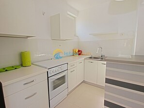 Kühlschrank, Ofen, Herdplatte, Wasserkocher mit Kaffee-/Teezubehör