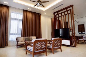 家庭别墅 | 起居区 | 35-英寸纯平电视 （配备有线频道）、电视