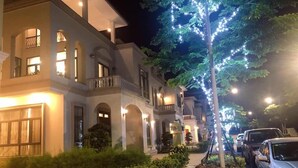 Deluxe-Villa | Blick auf die Straße