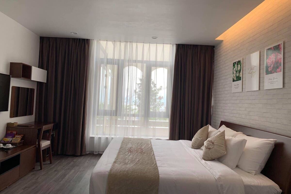 7 bedrooms, Egyptian cotton sheets, premium bedding, Select Comfort beds