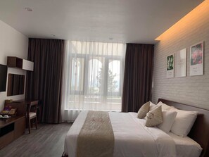 7 bedrooms, Egyptian cotton sheets, premium bedding, Select Comfort beds