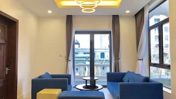 Deluxe Villa | Living room | 35-inch flat-screen TV with cable channels, TV
