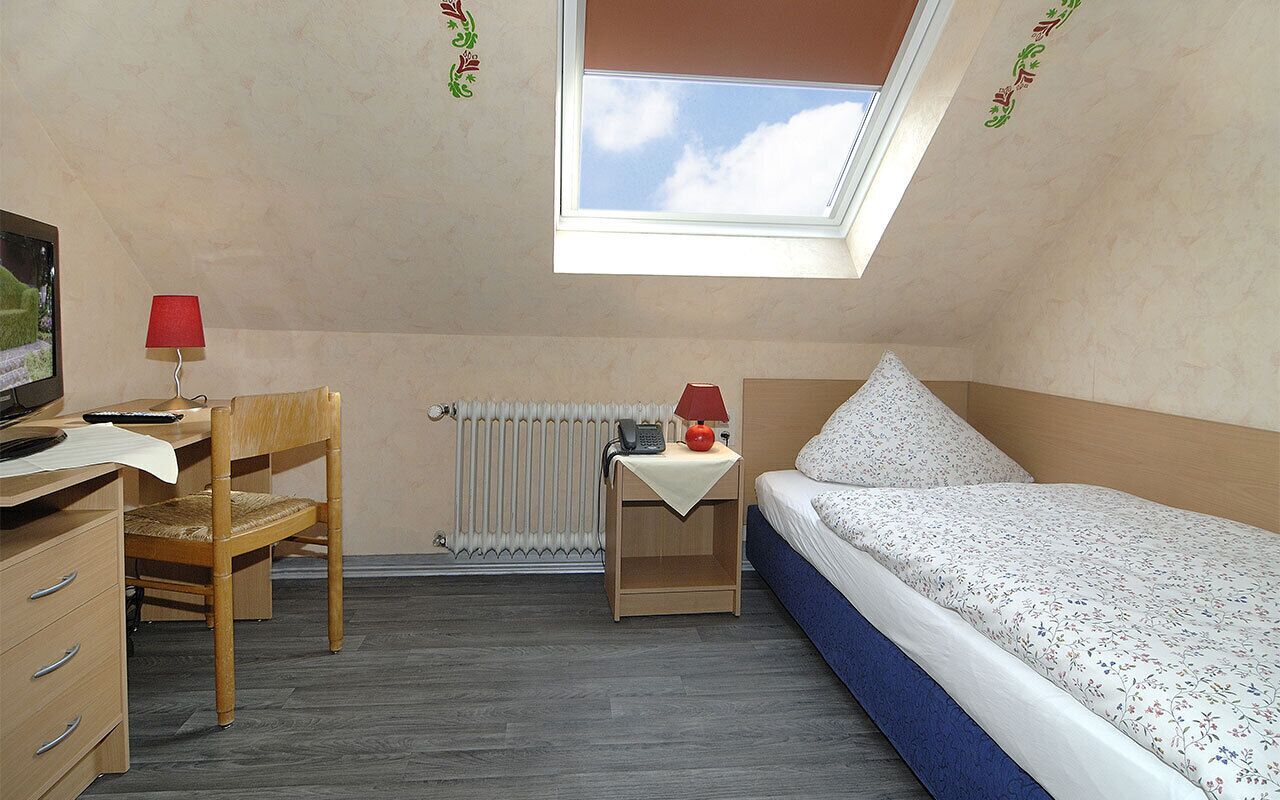 1 bedroom, desk, free wifi