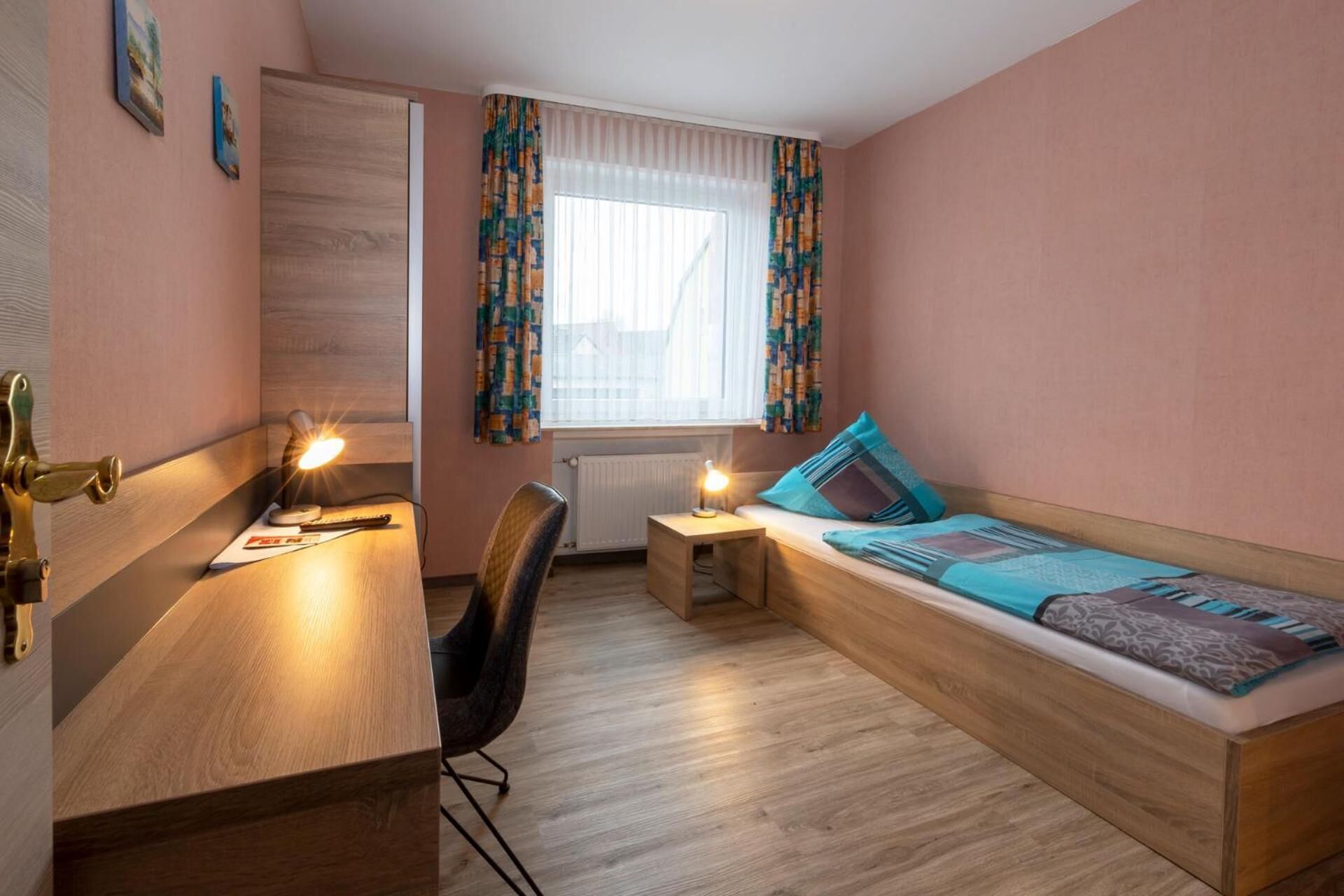 1 bedroom, desk, free wifi