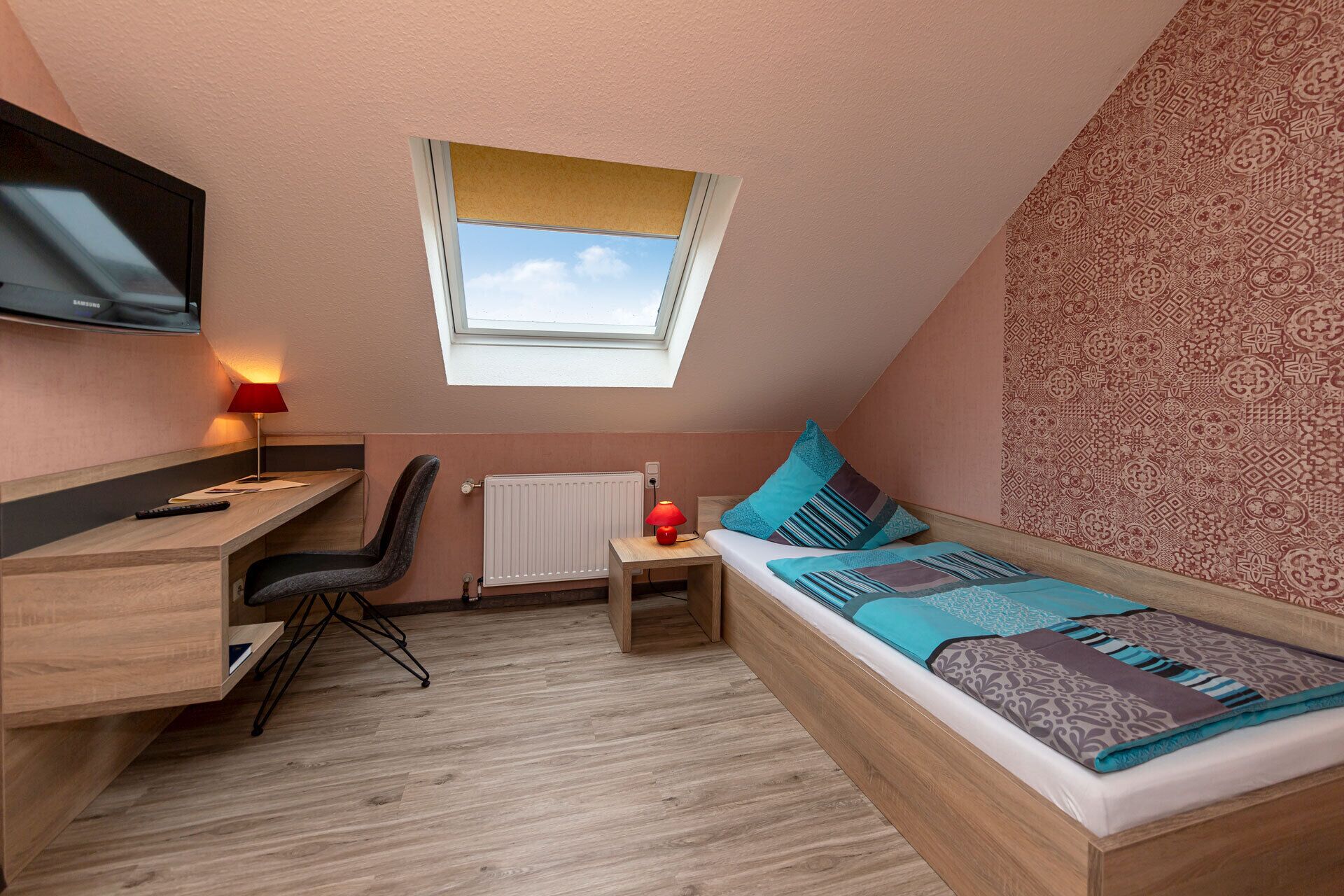 1 bedroom, desk, free wifi