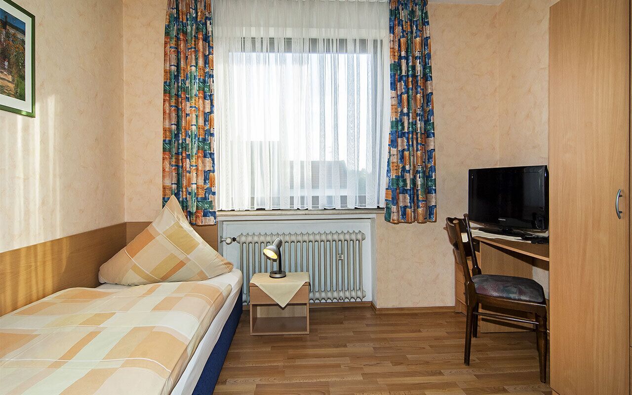 1 bedroom, desk, free wifi