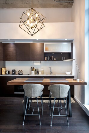 Réfrigérateur, four à micro-ondes, un four, surface de cuisson