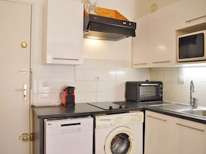 Réfrigérateur, micro-ondes, plaque de cuisson, lave-vaisselle