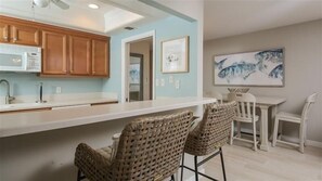 Private kitchen - Horizons West Unit #106 - Beautifully Newly Remodeled High-Rise One Bedroom with the BEST Gulf view. (Sarasota)