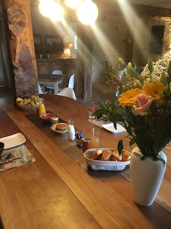 Desayuno continental incluido todos los días . Chambres d'hotes Ambroisie