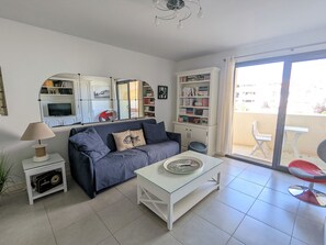TV - Central Arcachon: Cozy T2 Near Beach, Shops, and Train with Balcony and Parking (Arcachon)