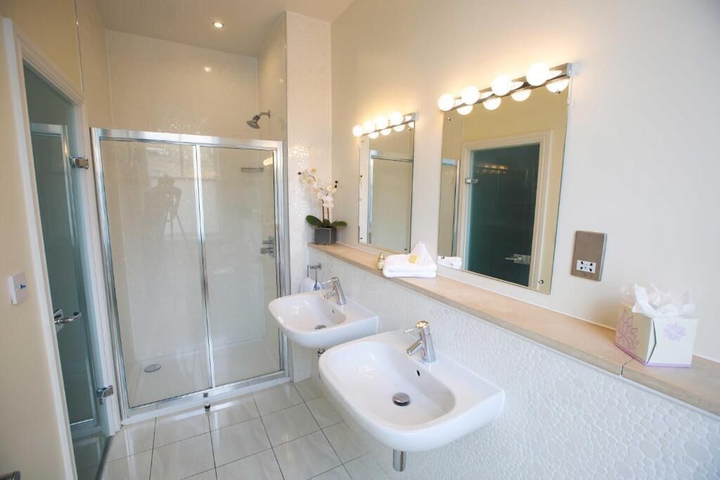 Executive Double Room | Bathroom | Combined shower/tub, free toiletries, hair dryer, towels