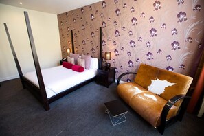 Executive Double Room | Living room | 20-inch LCD TV with digital channels, TV - Cinnabar Hotel (Hertford)