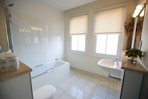 Deluxe Double Room | Bathroom | Combined shower/tub, free toiletries, hair dryer, towels - Cinnabar Hotel (Hertford)